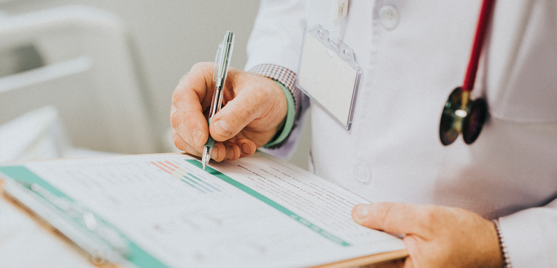 Foto de médico firmando certificado